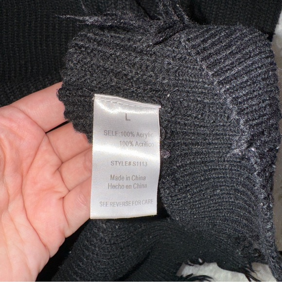 ✨$8!✨GeeGee Black V-Neck Distressed Frayed Hem Rib Knit Sweater - Picture 5 of 6